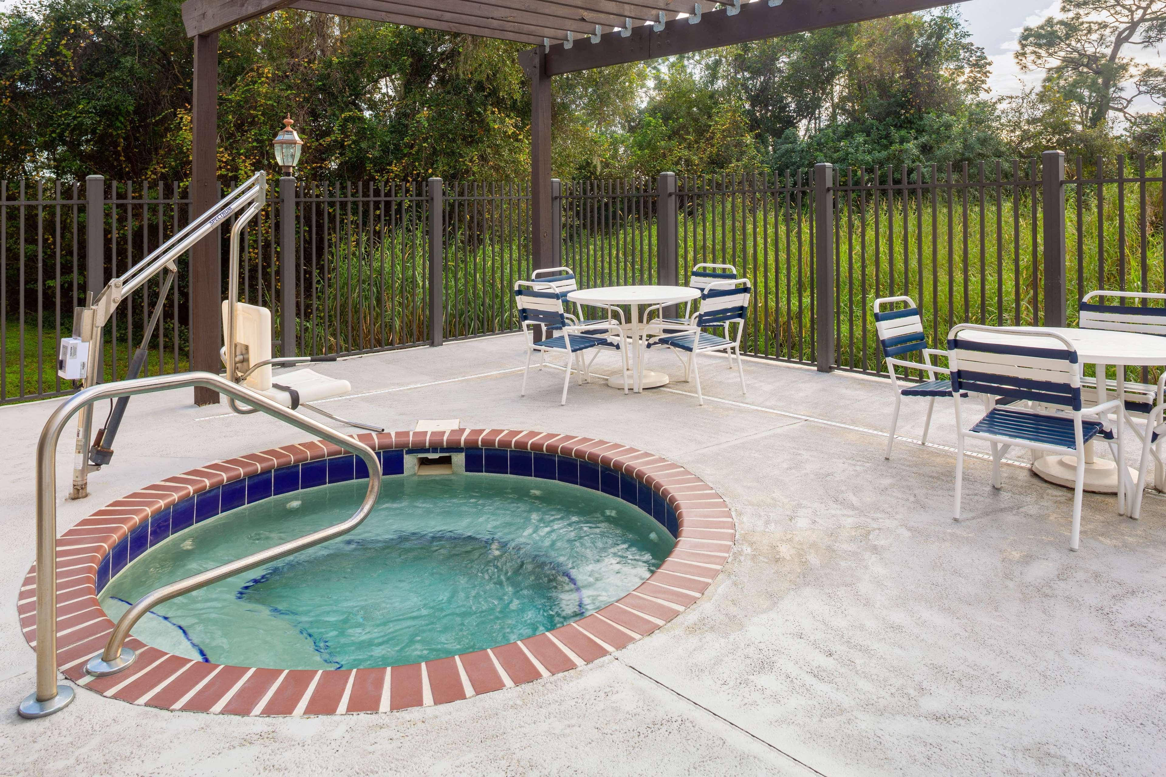 La Quinta By Wyndham Sebring Hotel Exterior photo